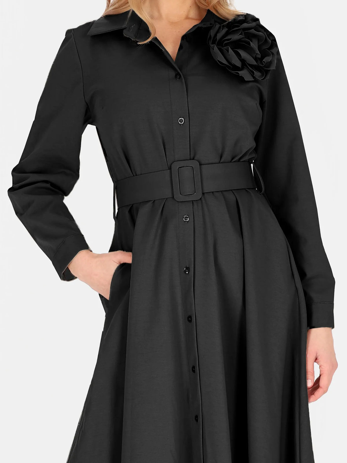 Robe Élégante Noire Ornée d'une Broche 52%Coton